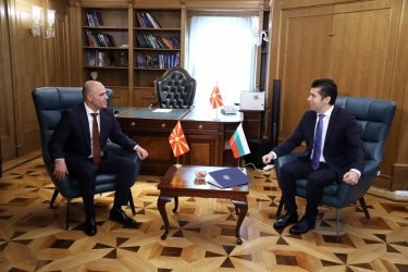 Българският премиер Кирил Петков разговаря с новоизбрания му колега в