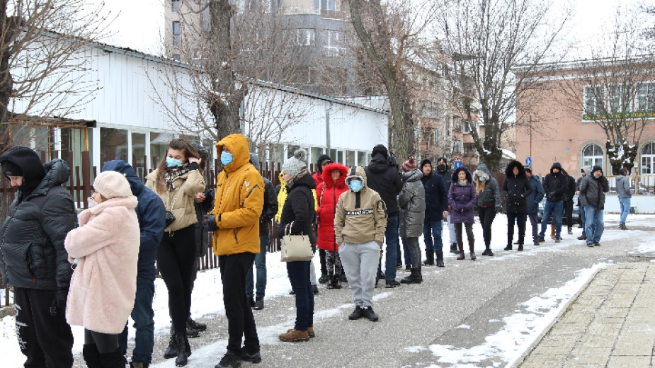 Опашка от желаещи да дарят кръв се изви днес пред