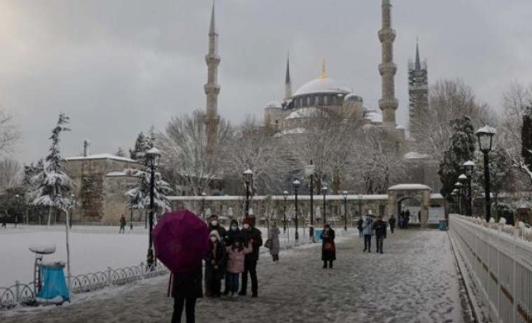 Във връзка с продължаващите обилни снеговалежи в област Истанбул е