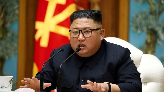 Севернокорейският лидер Ким Чен ун е забелязан да куца в документален