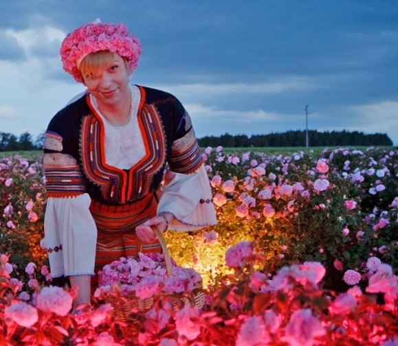 От 2010 г насам художникът Михаил Вучков се е захванал