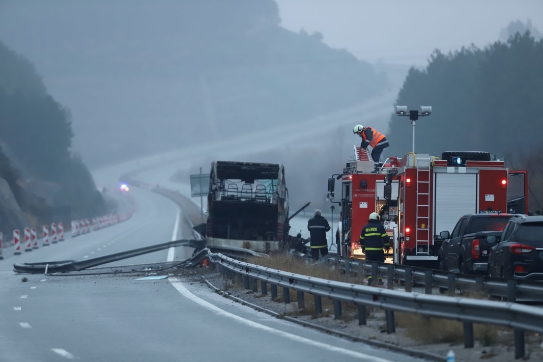 Шофьорът на автобуса който катастрофира на магистрала Струма запали се