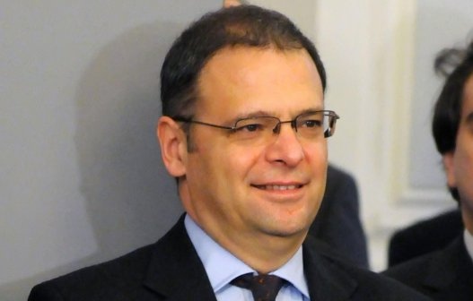 Кариерата на Юлиан Попов се развива благодарение на две жени