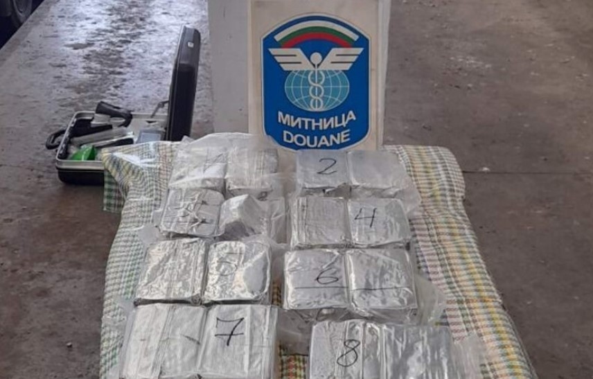 Митническите служители откриха над 13 кг хероин при проверка на