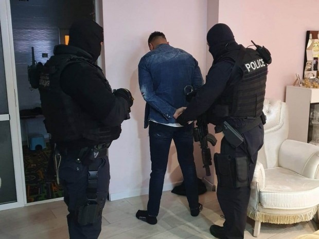 Десет души са арестувани при мащабната полицейска акция на територията