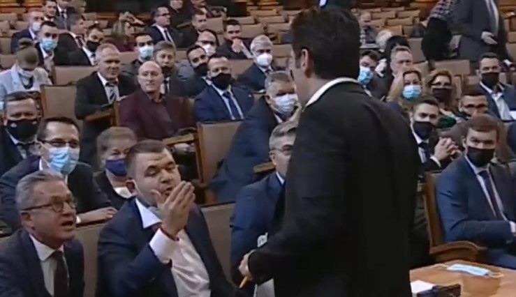 Премиерът Кирил Петков и депутатът от ДПС Делян Пеевски размениха