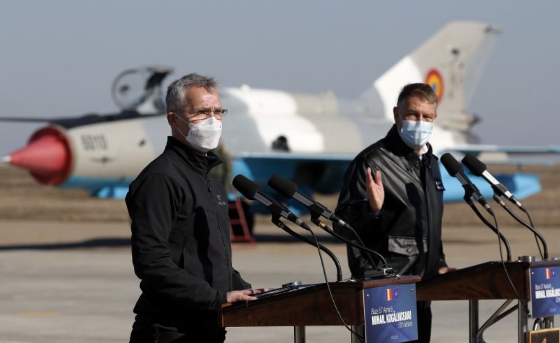 Генералният секретар на НАТО посети Румъния където пристигнаха допълнителни 1000