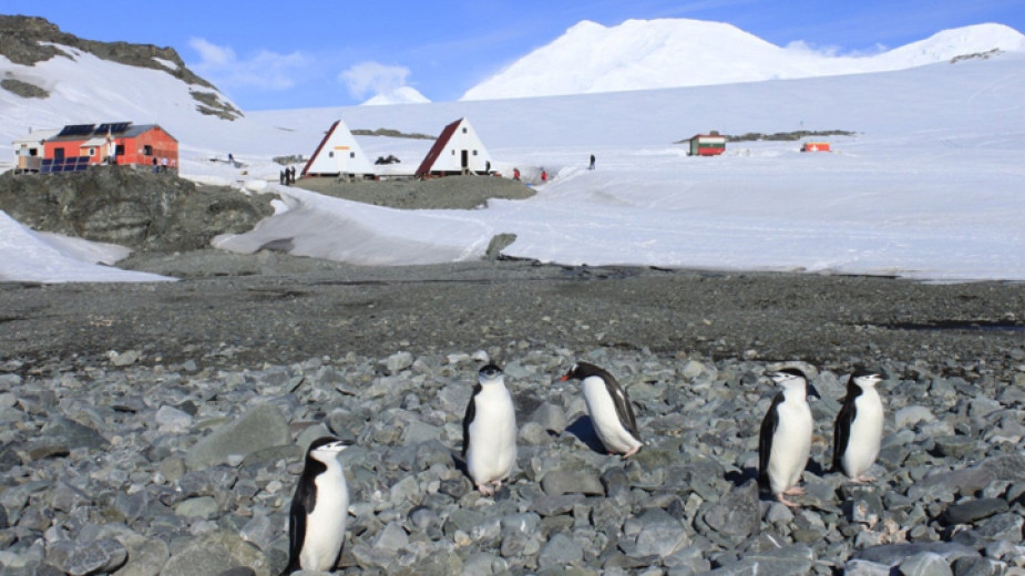 Още 10 географски обекта на Антарктида носят български имена. Предложенията