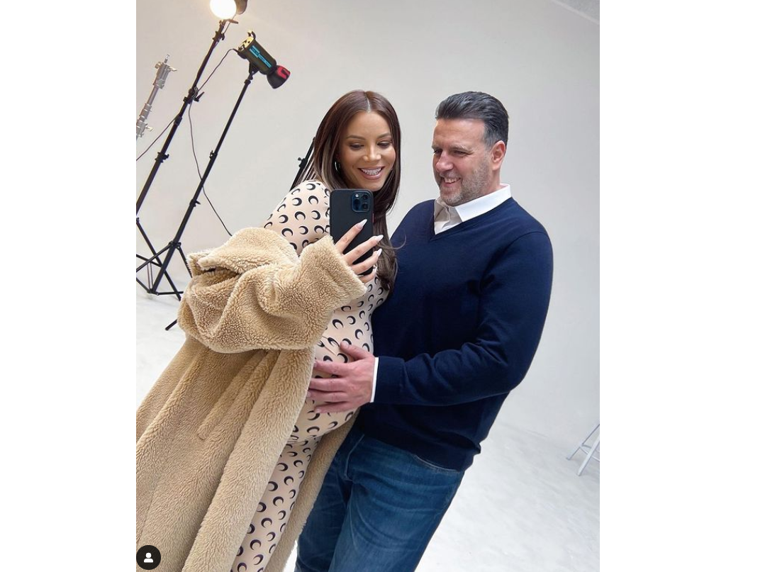 39 годишната фолк певица Емилия и съпругът ѝ Жорж Башур увеличиха