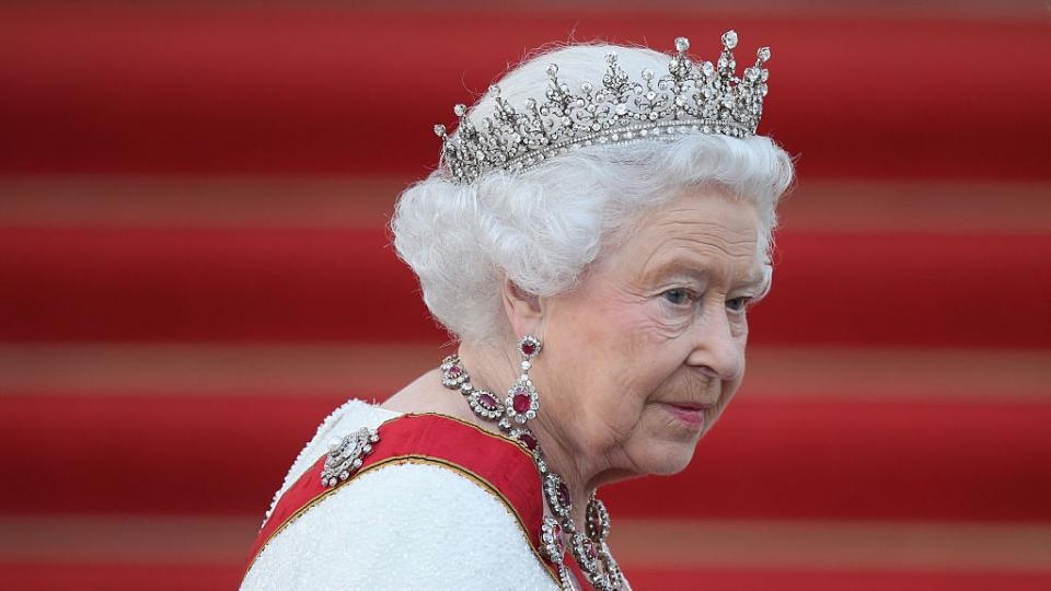 Кралица Елизабет втора ще помогне на сина си принц Андрю