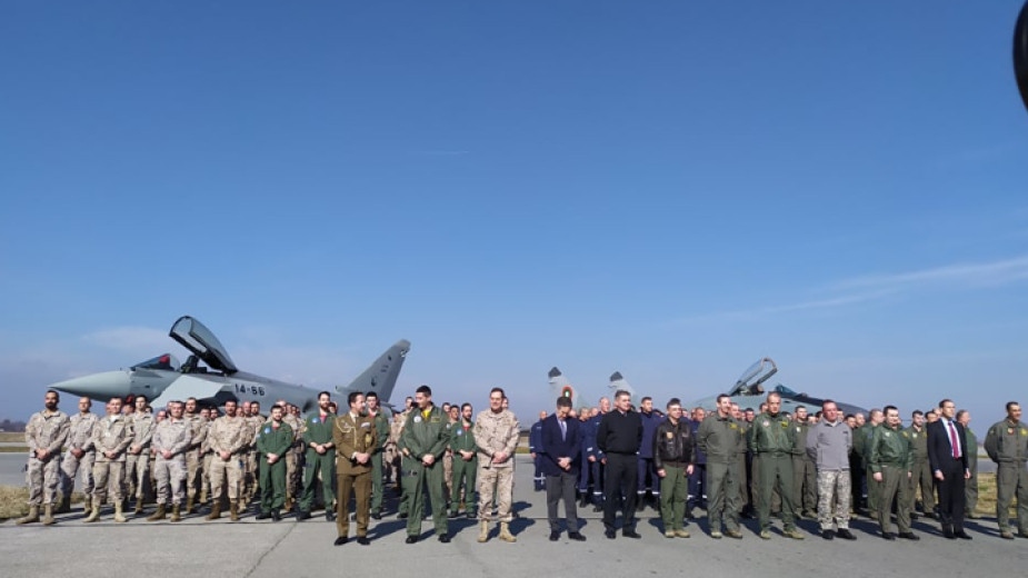 Още в първия ден на съвместната им мисия с българските