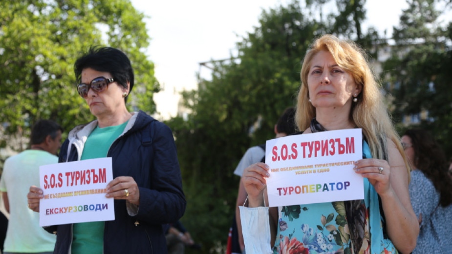 Въпреки исканията за помощ и компенсации за колегията още през