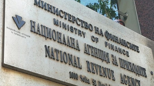 Данъчните запечатват клиниката на д р Енчев в Пловдив Амбулаторията на пластичната