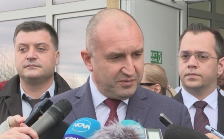 Продължава обиколката на Румен Радев в страната и срещите му