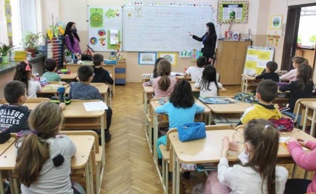 Всички ученици от 16 области в страната ще учат присъствено