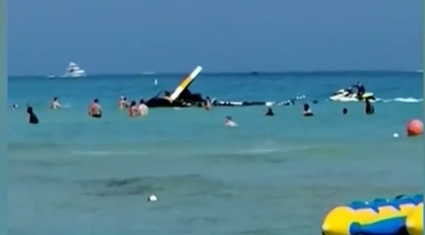Хеликоптер се разби край плаж пълен с почиващи в Маями