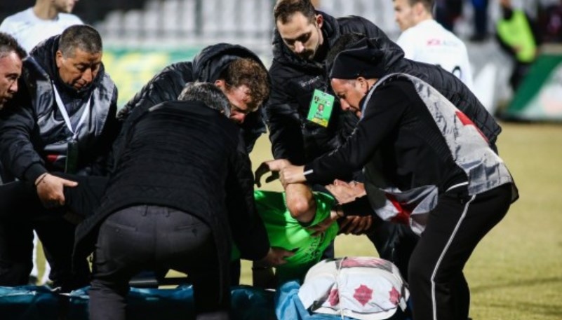 Кошмарен инцидент с ветерана Георги Петков прекъсна столичното дерби Славия