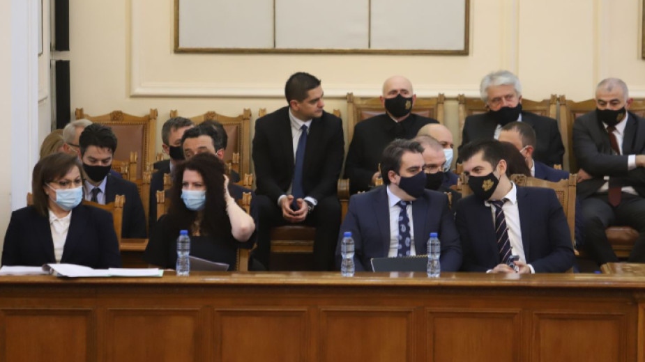 Мнозинството в Народното събрание одобри приходната и разходната част на