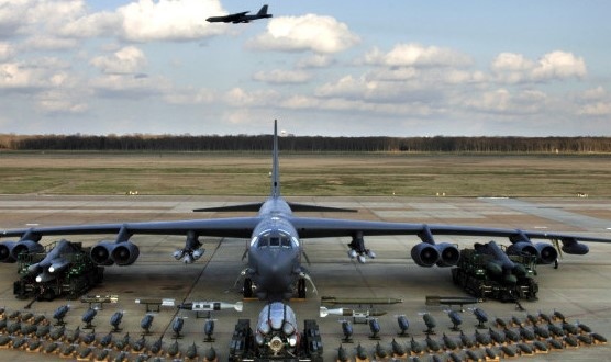 Американски ракетоносен бомбардировач B 52 е направил няколко обиколки на въздушното