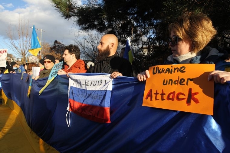Със знамена и плакати: Протест пред руското посолство в София  