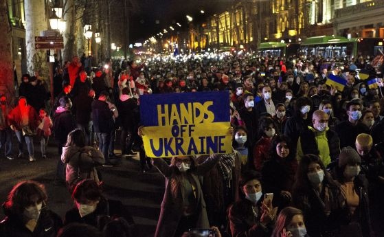 Вълна от протести срещу нахлуването на Русия в Украйна премина