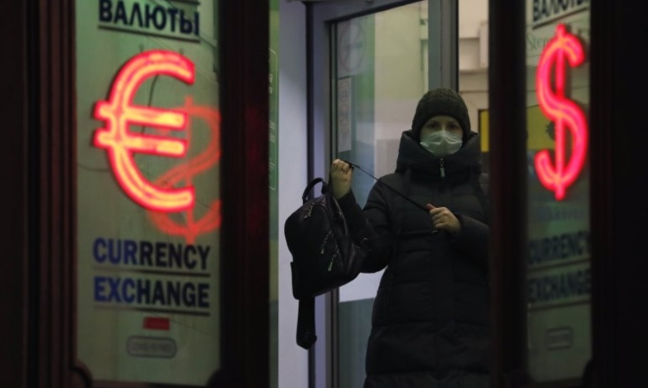 Руската рубла се срина с близо 30 спрямо долара след