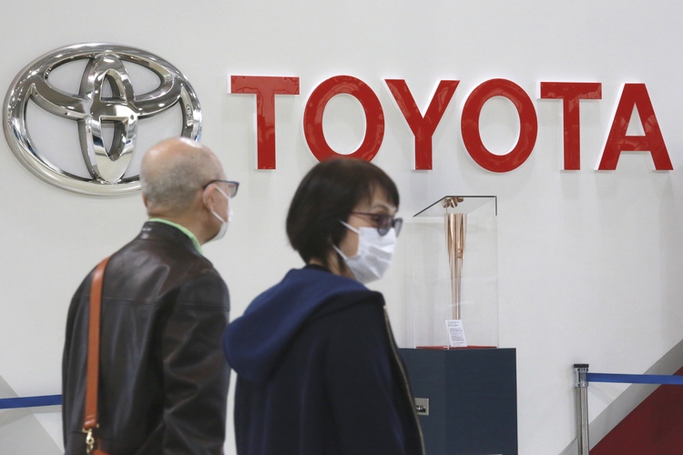 Японският автомобилен производител Тойота съобщи в понеделник че спира за