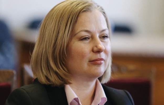 Правосъдният министър Надежда Йорданова ще внесе сигнала за предсрочно прекратяване