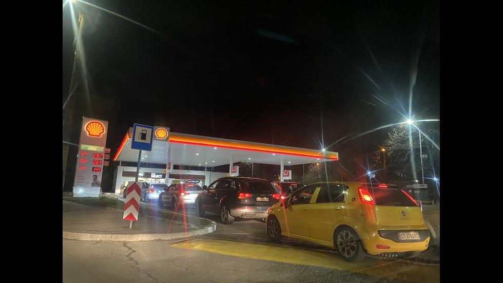 В София колоните са от по 20 30 коли
Огромни опашки се