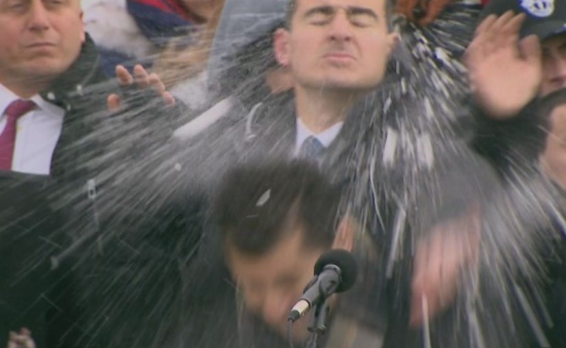 Освиркаха премиера Кирил Петков и председателя на Народното събрание Никола