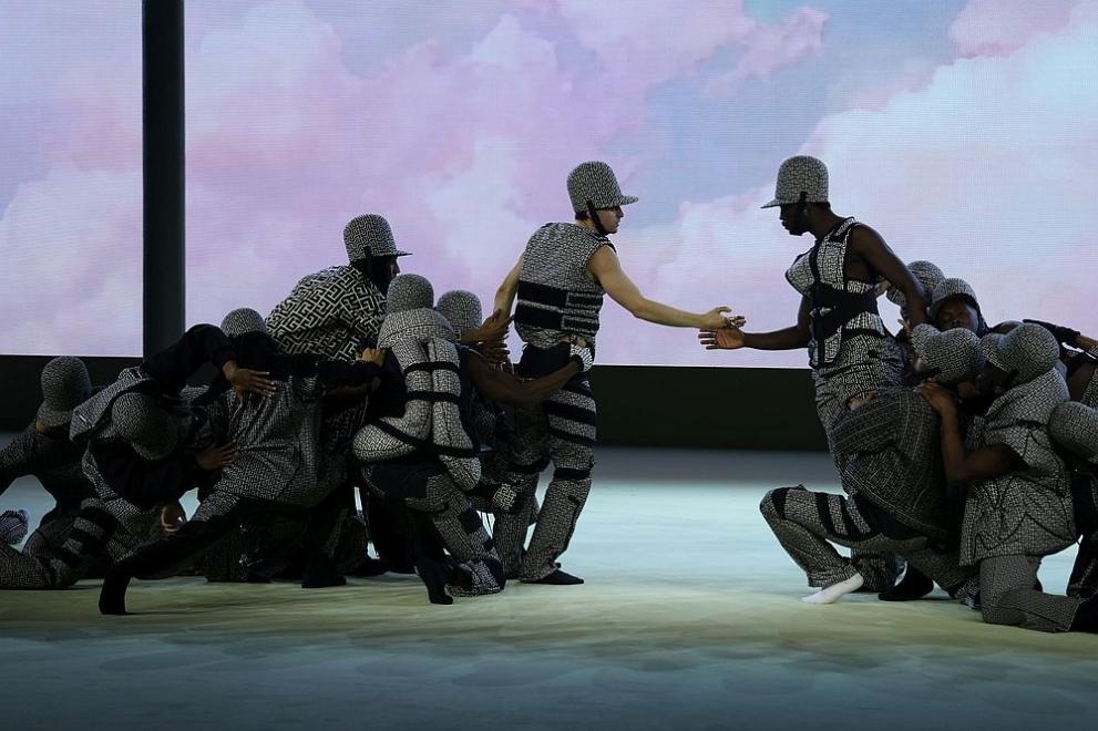 Модна къща Балмен призова за мир и истина с ревюто