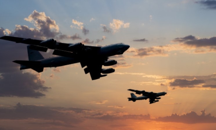 Два американски стратегически бомбардировача B-52 „Стратофортрес“ са направили обиколка на