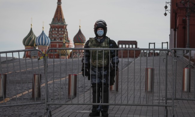 Стъписани мнозина московчани осъзнават мащабите на международния отговор срещу руското