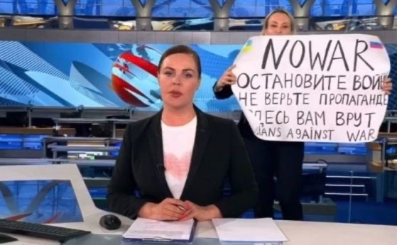 Журналистката Марина Овсянникова която вчера призова за спиране на войната