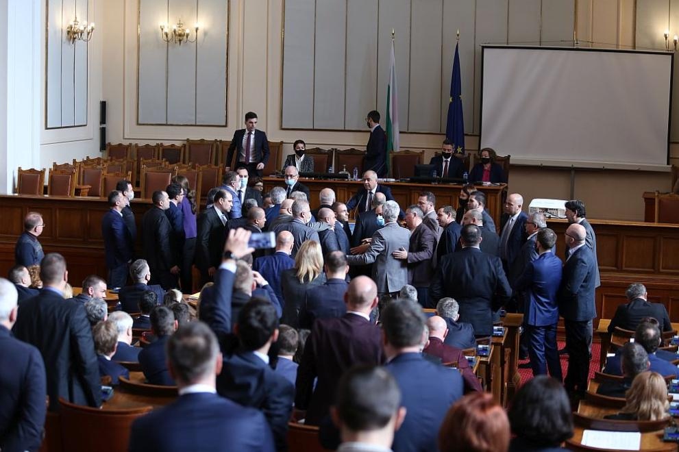 Остър спор в началото на пленарното заседание доведе до напрежение