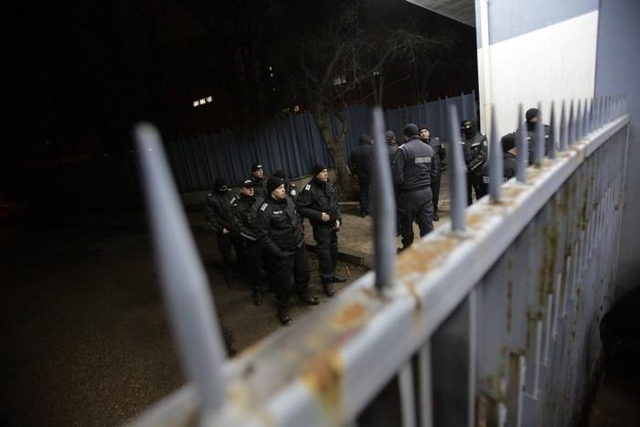 Цяла нощ бившият премиер Бойко Борисов седял на дървена пейка