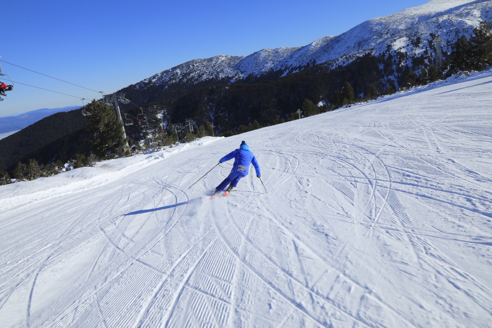 Заради необичайно студения март удължават ски сезона в Банско съобщи