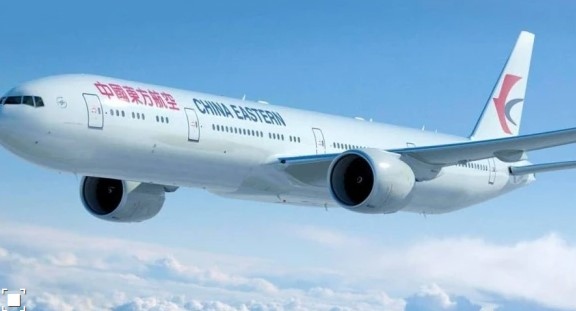 Самолет Boeing 737 на авиокомпания China Eastern Airlines със 133