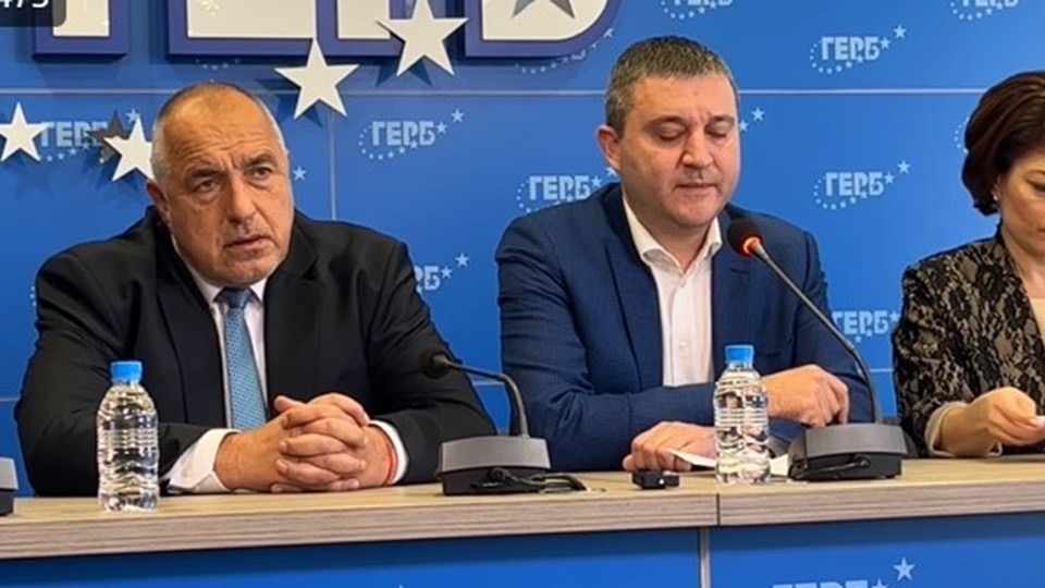 Каква беше неотложността за да ме разкарвате като панаирджийска мечка