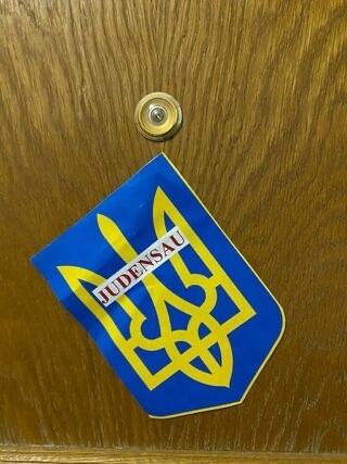 Пред дома на бившия главен редактор на радио Ехото на