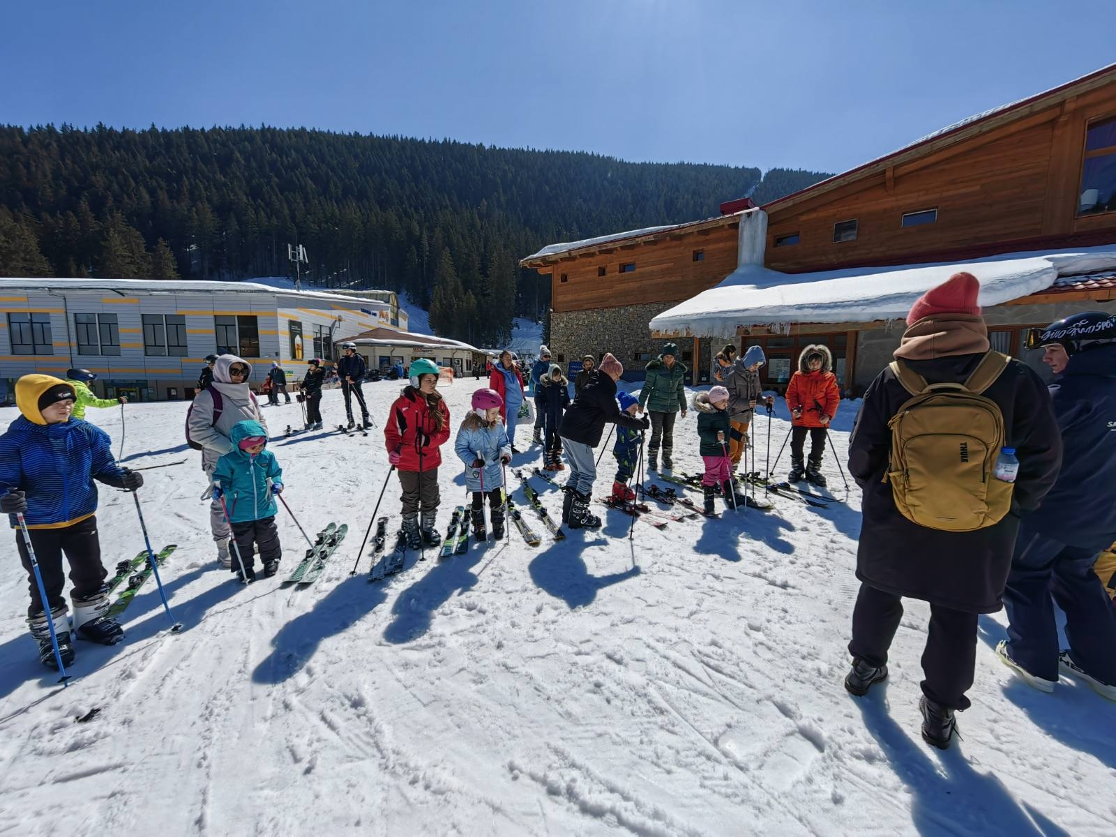 Юлен АД осигури 20 ски карти за украински деца които