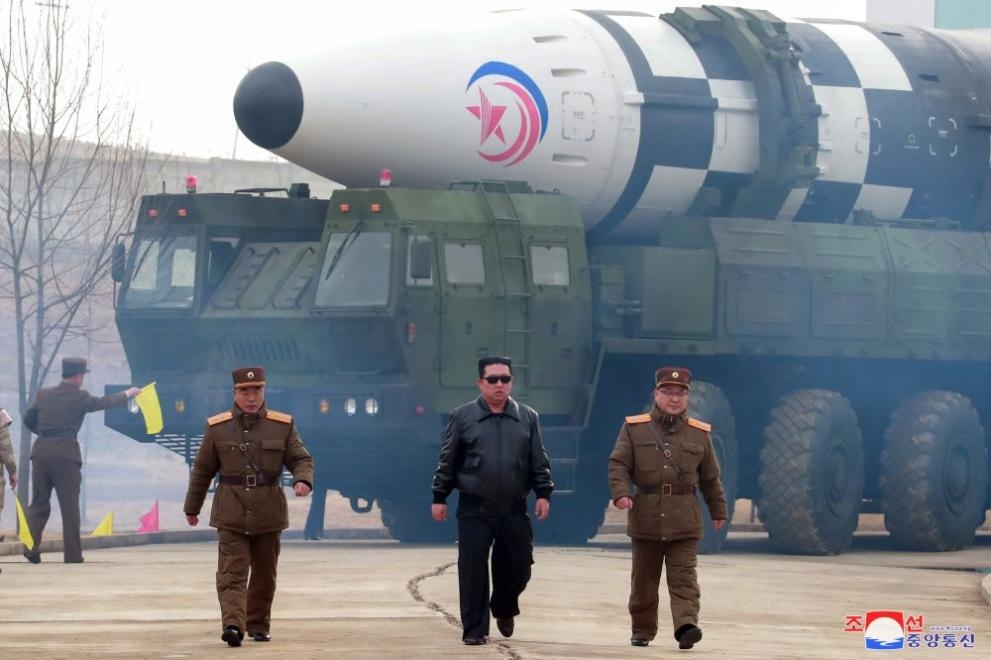 Севернокорейският ръководител Ким Чен ун лично е ръководил изстрелването на най мощната