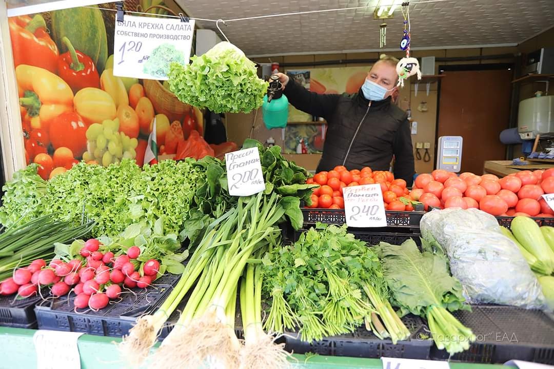 Софиянци луднаха по пресни български зеленчуци на пазар Красно село