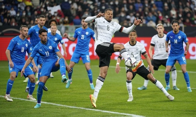 28 годишен мъж е идентифициран че направил нацистки поздрав по време