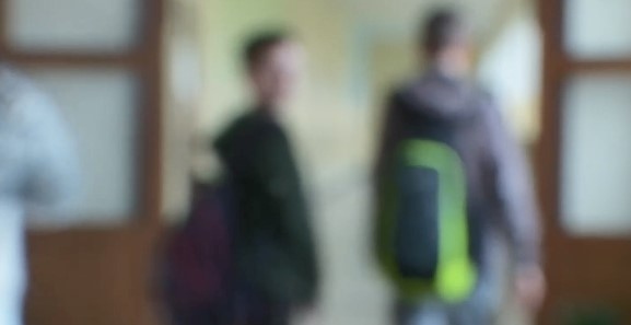 Официално от днес учениците ще влизат в клас без да