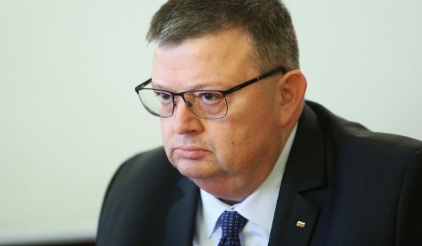 Бившият председател на Антикорупционната комисия съди премиера за 15 хил