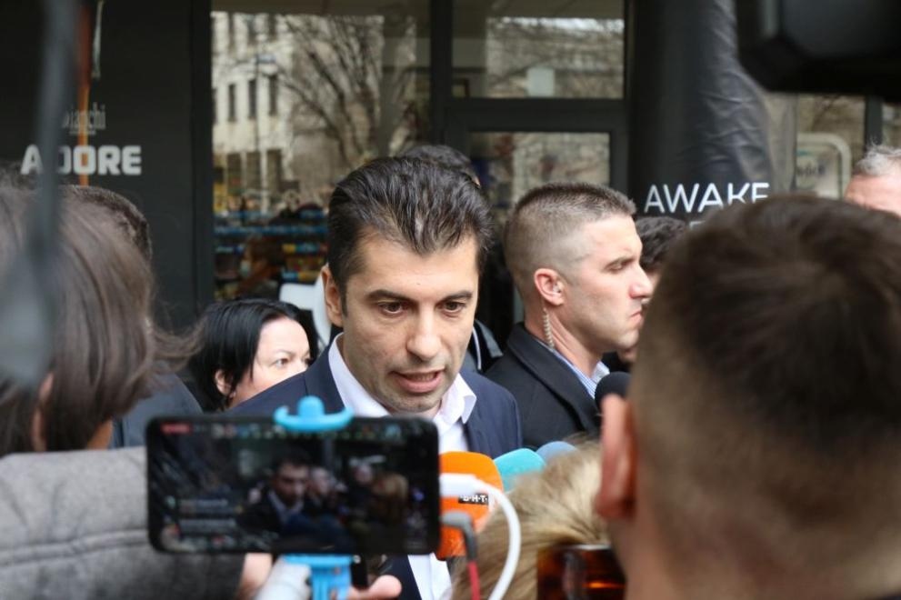 Точно в 10 00 ч министър председателят Кирил Петков пристигна в сградата