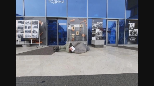 Протестна демонстрация пред Руския културен център в столицата Мъж легна с