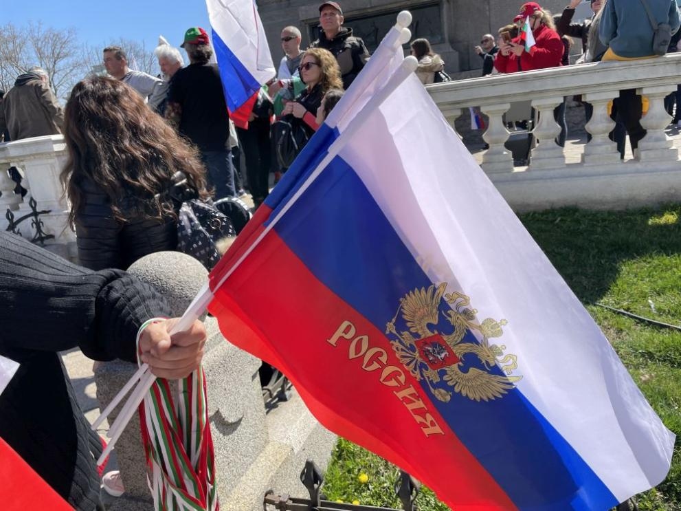 Автобуси докараха привържениците на Възраждане за протест пред сградата на