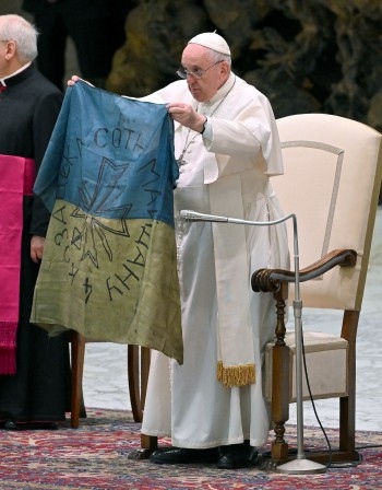 Папа Франциск осъди клането в Буча докато държеше в ръцете